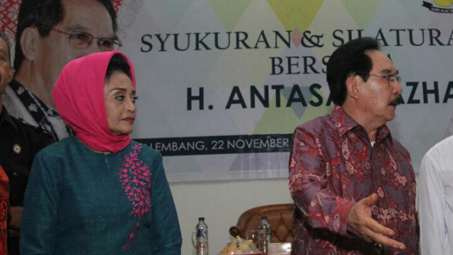 Antasari Azhar bersama istrinya. (Foto: Dok. Pemprov Sumatera Selatan)