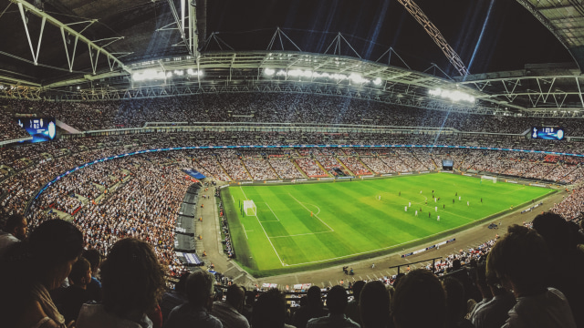 Ilustrasi menonton sepak bola di stadion. Foto: Unsplash