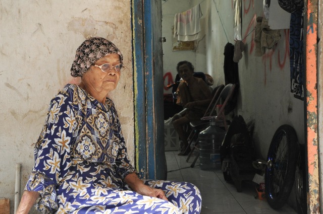 Nenek tetap bertahan di rusun Tanah Tinggi. (Foto: Kevin Kurnianto/kumparan)