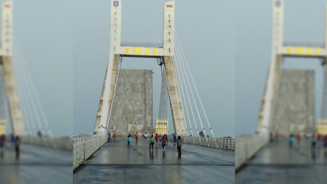 Warga menikmati pemandangan di Jembatan Emas (Foto: Dokumentasi Djoko Setijowarno)