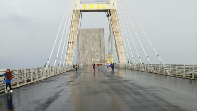 Jembatan Emas jadi obyek menarik untuk foto-foto (Foto: Foto: Djoko Setijowarno)