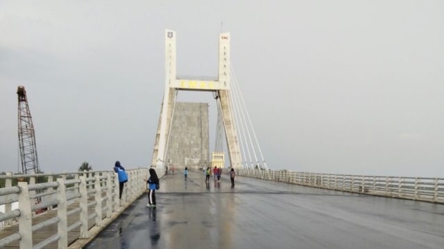 Jembatan Emas jadi obyek wisata foto (Foto: Dokumentasi  Djoko Setijowarno)