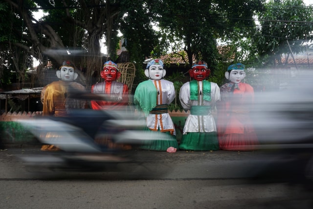 Sekumpulan ondel-ondel di jalanan. Foto: Aditia Noviansyah/kumparan