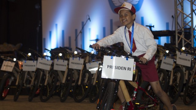 Arie Aditya mendapat sepeda dari Jokowi, 2017. Foto: Antara/Rosa Panggabean