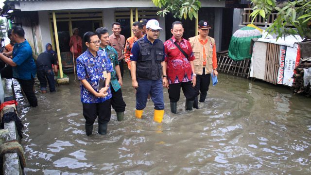 Saifullah Yusuf kunjungi pemukiman lokasi banjir. (Foto: Umarul Faruq/Antara Foto)