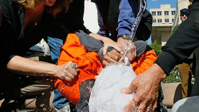 Ilustrasi waterboarding. (Foto: Getty Images)