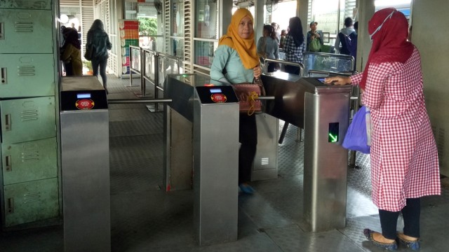 Para wanita yang ingin naik Transjakarta. Foto: Wanda Nur/kumparan