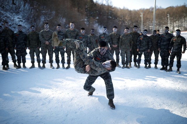 Latihan militer di atas salju. (Foto: Reuters/Kim Hong-Ji)