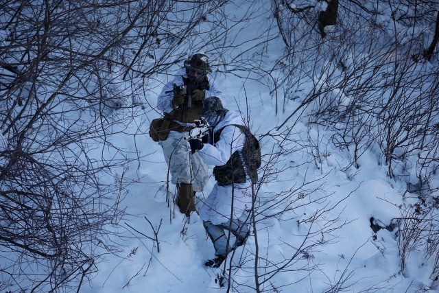 Latihan militer AS dan Korsel di atas salju. (Foto: Reuters/Kim Hong-Ji)