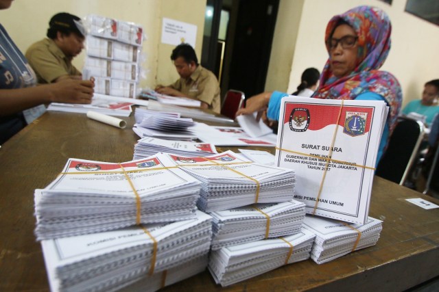 Upah pelipatan surat suara. (Foto: Rivan Awal Lingga/Antara)