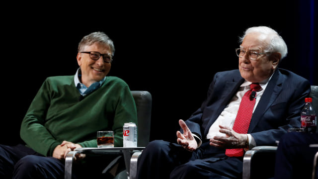 Bill Gates dan Warren Buffett. Foto: Shanon Stapleton/Reuters
