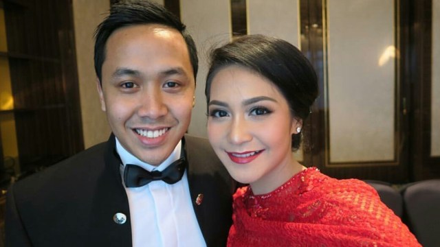 Marsha Tengker dan tunangannya, Billy Tedja Tamin. (Foto: Instagram @cacatengker)