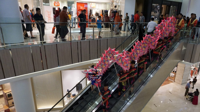 Perayaan Imlek di Mall menyajikan Tarian Naga. (Foto: Aditia Noviansyah/kumparan)