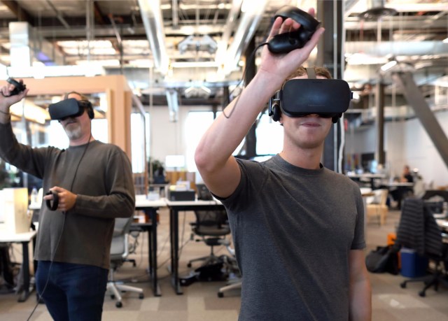 Mark Zuckerberg menguji perangkat VR Oculus. (Foto: Mark Zuckerberg via Facebook)
