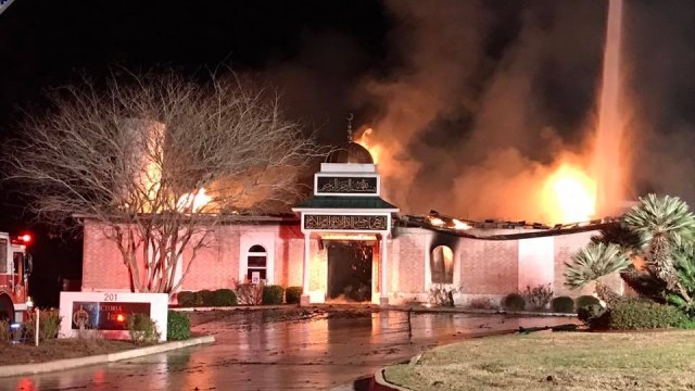 Kobaran api membakar Islamic Center Victoria. (Foto: Victoria Islamic Center/Youtube)