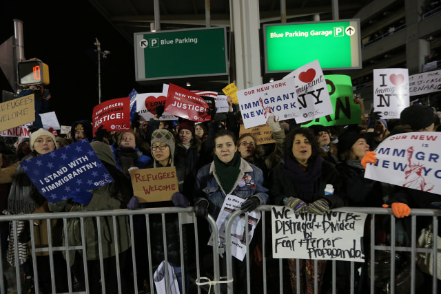 Aksi demo di Bandara JFK. (Foto: Stephen Yan/Reuters)
