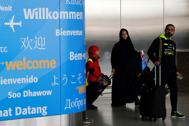 Keluarga dari Timur Tengah tiba di Bandara JFK. (Foto: Andrew Kelly/Reuters)