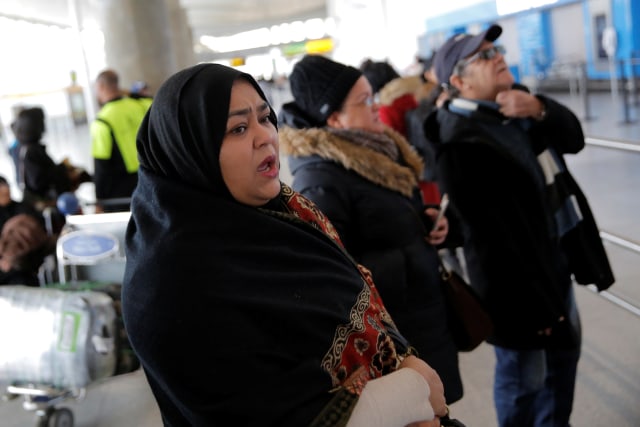 Wanita Timur Tengah di Bandara JFK. (Foto: Andrew Kelly/Reuters)