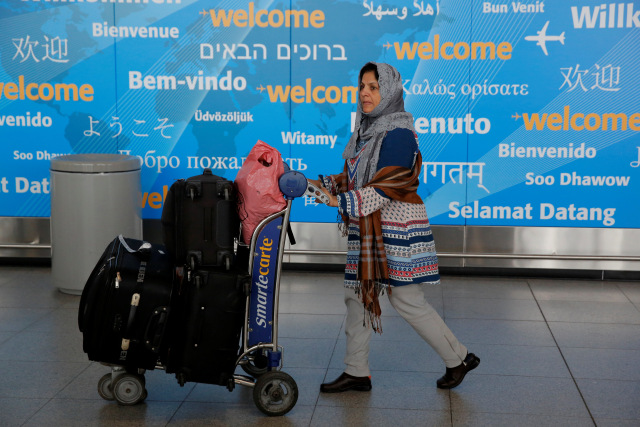 Perempuan muslim di bandara. (Foto: Andrew Kelly/Reuters)