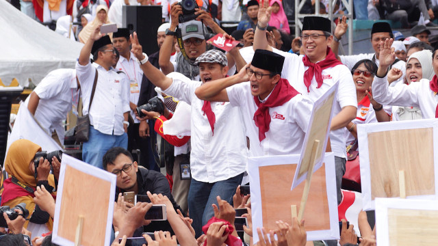 Sandiaga Uno memberi semangat kepada pendukungnya (Foto: Fanny Kusumawardhani/kumparan)