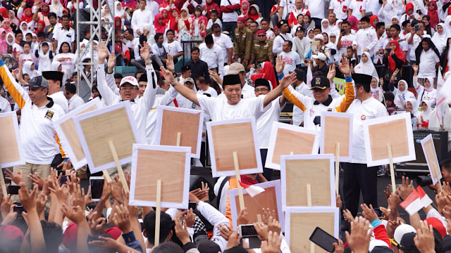 Hidayat Nur Wahid dalam kampanye akbar Anies-Sandi (Foto: Fanny Kusumawardhani/kumparan)