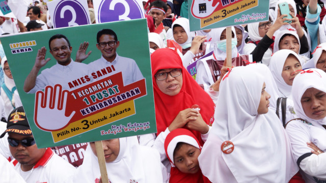 Seorang anak ditengah kampanye akbar Anies-Sandi (Foto: Fanny Kusumawardhani/kumparan)