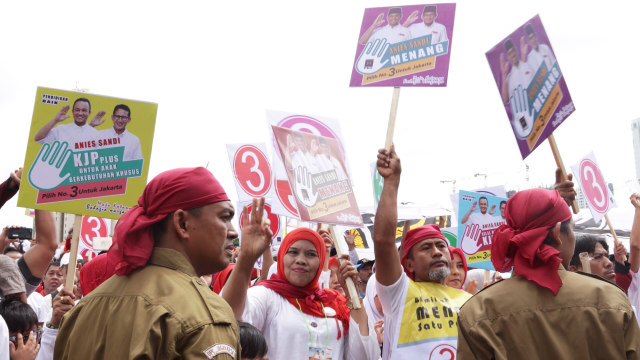 Para pendukung Anies-Sandi dalam kampanye akbar (Foto: Fanny Kusumawardhani/kumparan)