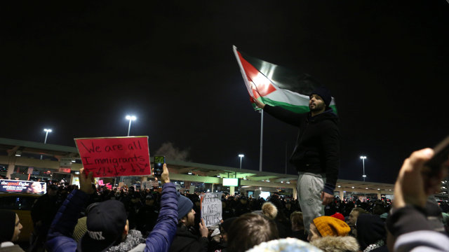 Pendemo membawa bendera Palestina menolak. (Foto: Joe Penney/Reuters)