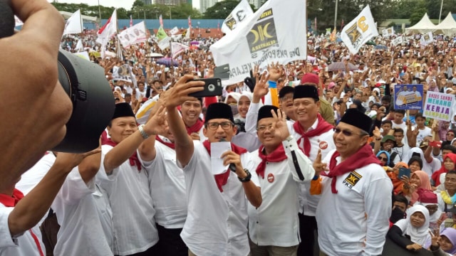 Sandiaga Uno berfoto bersama pendukungnya (Foto: Aprilandika Pratama/kumparan)