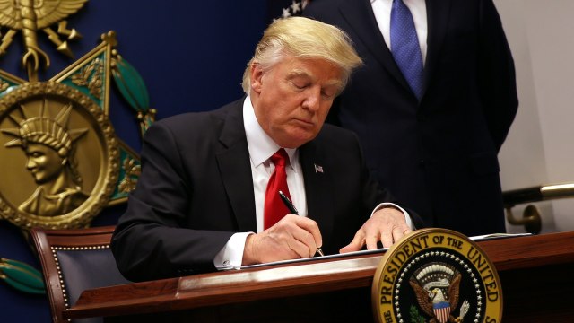 Trump tanda tangani perintah soal imigrasi (Foto: Carlos Barria/REUTERS)