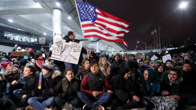 Protes terhadap Executive Order Trump di Chicago (Foto: Kamil Krzaczynski/ REUTERS)