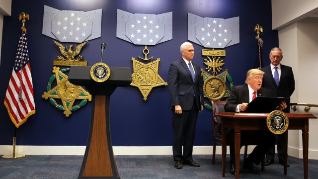 Trump tanda tangani perintah soal imigrasi (Foto: Carlos Barria/REUTERS)
