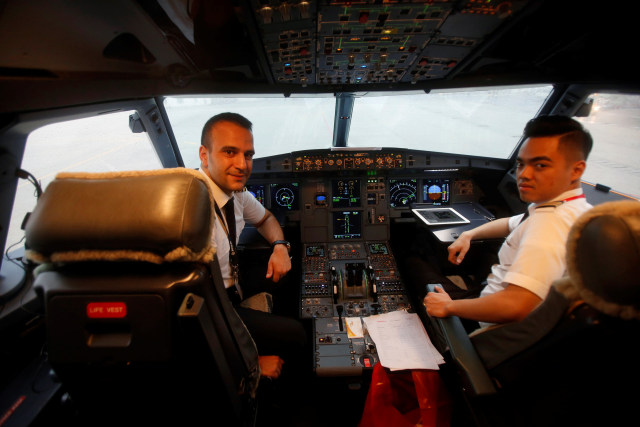 Pilot di dalam kabin pesawat. (Foto: Reuters)