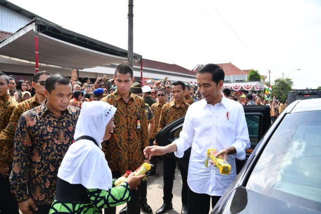 Jokowi dan warga. (Foto: Biro Pers Istana)