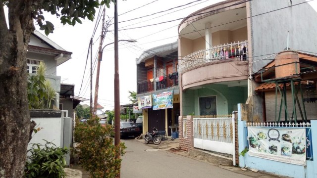 Rumah Firza Husein (cat peach) (Foto: Galih Wicaksono/kumparan)