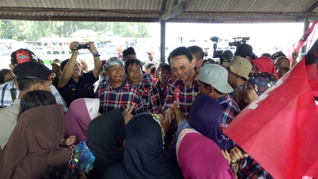 Cagub Ahok menyapa warga di Pulau Pramuka (Foto: Johannaes Hutabarat/kumparan)