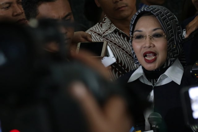 Sylviana bertemu wartawan usai diperiksa. (Foto: Fanny Kusumawardhani/kumparan)