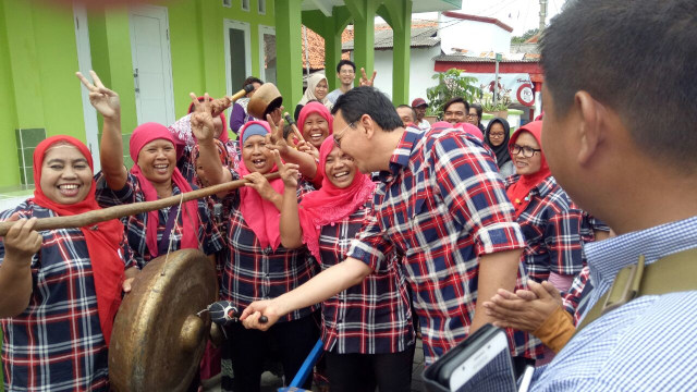 Ahok memukul gong di Pulau Pramuka. (Foto: Johanes Hutabarat/kumparan)