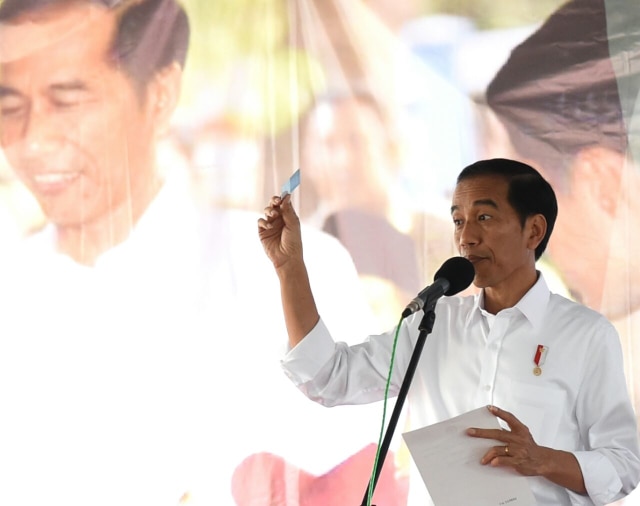 Jokowi bagikan KIP di Boyolali. (Foto: Dok. Biro Pers Istana)