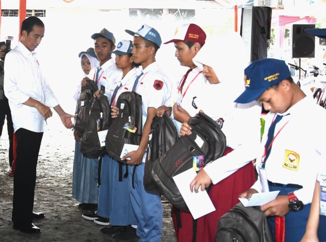 Siswa Boyolali menerima bantuan Presiden. (Foto: Dok. Biro Pers Istana)