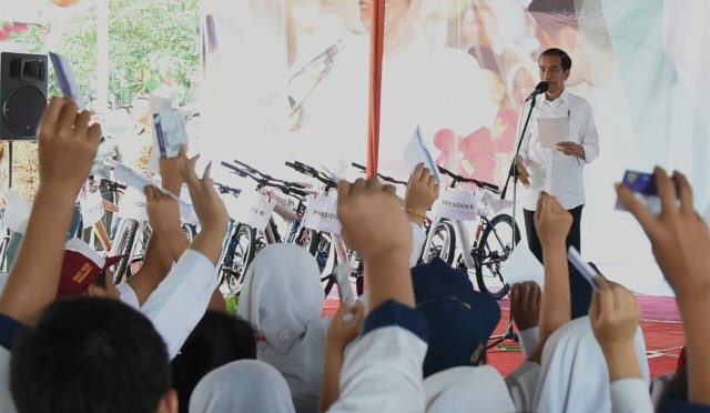 Presiden bagikan KIP. (Foto: Dok. Biro Pers Istana)