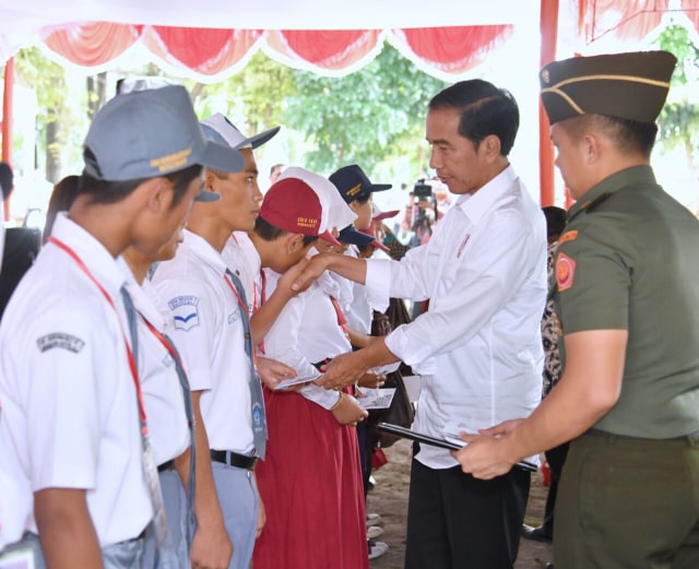 Serah terima KIP kepada siswa Boyolali. (Foto: Dok. Biro Pers Istana)