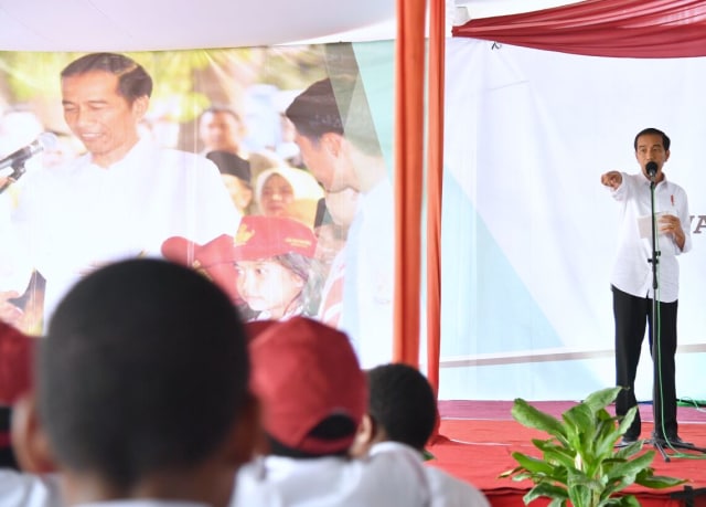 Jokowi memberikan sambutan kepada anak-anak. Foto: Dok. Biro Pers Istana
