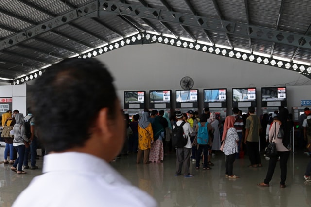 Antrean vending machine di Stasiun Bogor (Foto: Fanny Kusumawardhani/kumparan)