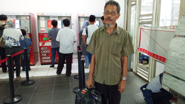 Bernard (57), pengguna krl commuter line. (Foto: Sari Kusuma Dewi/kumparan)