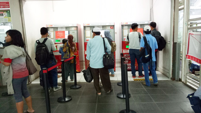 Antrean di Stasiun Pondok Ranji. (Foto: Sari Kusuma Dewi/kumparan)