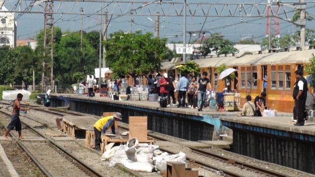 Peron KRL yang masih banyak tukang jualan. (Foto: Dok. PT. KCJ)