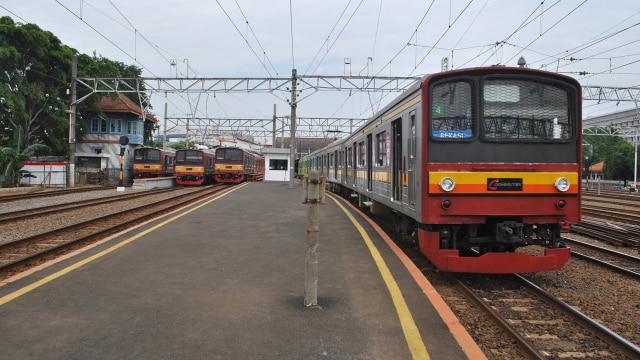 KRL yang berada di peron Stasiun Jakarta Kota. (Foto: Dok. PT. KAI)
