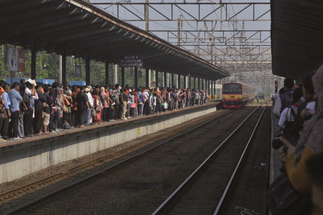 Penumpang menunggu KRL di peron. (Foto: Dok. PT. KAI)