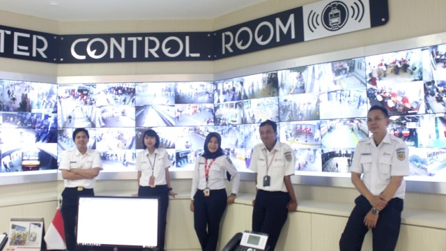 Para petugas Commuter Control Room. (Foto: Deanda Dewindaru/kumparan)